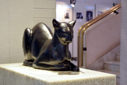 入り口で来館者を迎える猫。東大出身の大佛にちなみ、頭をなでると勉強ができるようになるとのうわさも=大佛次郎記念館