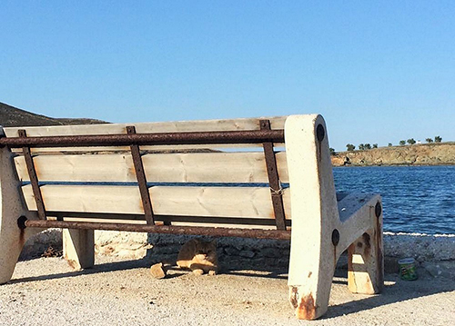 「海には浸かりたくないけど、ここは私のお気に入りの場所なの」(シロス島)