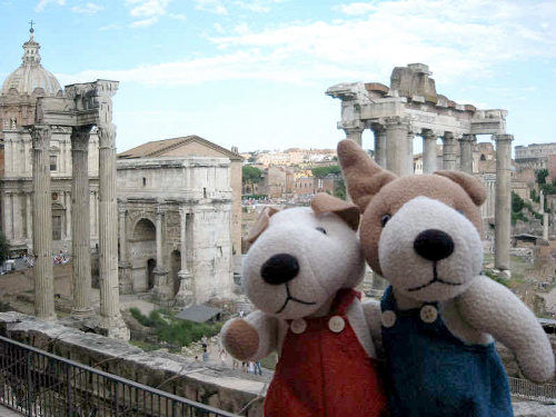 イタリア・ローマの遺跡「フォロ・ロマーノ」の前で撮影した記念写真=小塚さん提供