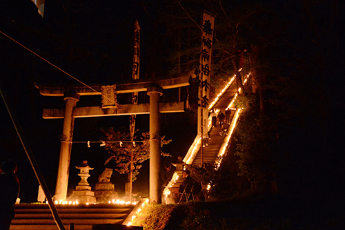毎年5月8日に万灯供養が行われる「百八灯」(栃尾観光協会提供)