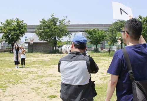 撮影は、飼い主が愛犬を抱いて記念撮影するところから始まる=神戸市