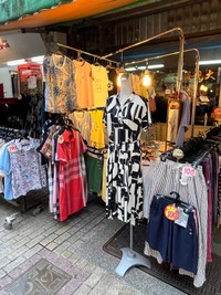 派手な柄物が多い婦人服店（撮影：Coco）