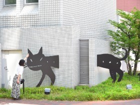 ビルの片隅にすみ着いた「壁ぬけ猫」　生き残ったいたずら心