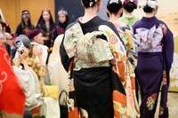 東京都内で開いた支援イベントでのファッションショーの様子=2025年5月、東京都渋谷区、小山幸佑撮影