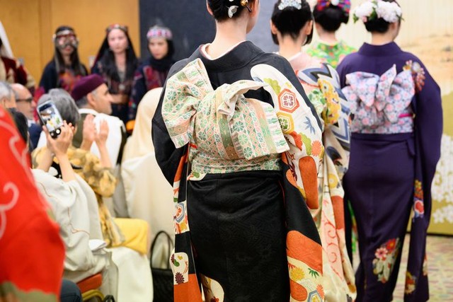 東京都内で開いた支援イベントでのファッションショーの様子=2025年5月、東京都渋谷区、小山幸佑撮影