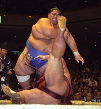 相手をなぎ倒す現役時代の小錦＝1997年