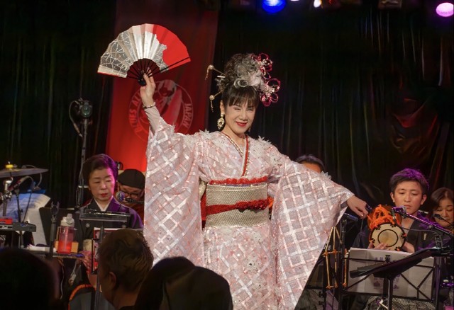 和の衣装を身にまとい、ピンク・レディーのヒット曲を熱唱する未唯ｍｉｅ＝東京・目黒のブルース・アレイ・ジャパン（撮影・TSUYOSHI NISHIYAMA）