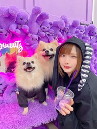 愛犬と写真に収まるすみれおじさん