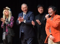 杉田あきひろ（右端）の歌に笑顔を見せる（左から）ＺＩＧＧＹ・森重樹一、清原和博氏、高知東生