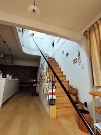 家の中でも存在感を放つ巨大な虫捕り網。柄は最長6mまで伸びる／中村 陽子さん（@yokonakamura.cooking）提供