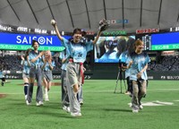 セレモニアルピッチを務めたME：IのTSUZUMI＝東京ドーム
