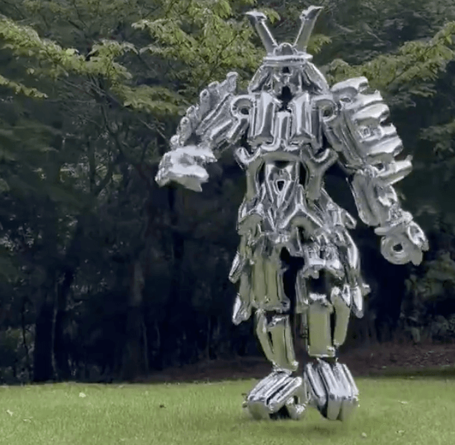 ガシャン、ガシャンと金属音がしそうな雰囲気。だけれどよく見ると……肩にアルファベット文字が！（写真提供：安居さん）