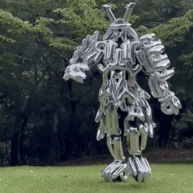 ガシャン、ガシャンと金属音がしそうな雰囲気。だけれどよく見ると……肩にアルファベット文字が！（写真提供：安居さん）