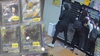 防犯カメラの画像（提供：被害店舗）とポケモンカード　※画像は合成