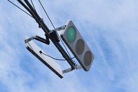 従来の信号機より薄く、着雪しにくいと言われたフラット型信号機でしたが…＝Josiah.S/stock.adobe.com