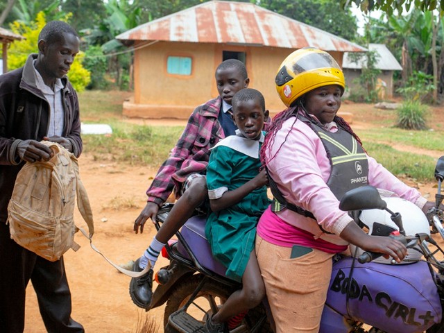 バイクタクシー「ボダボダ」の仕事が人生を変えた　たくましく生きるケニアの女性たち