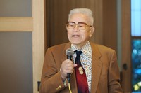 「私の100年に一度の誕生日にお集まりいただきありがとうございます」と挨拶する乱万さん