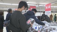 岡山市のデパートで初売り始まる　福袋求め3500人の行列