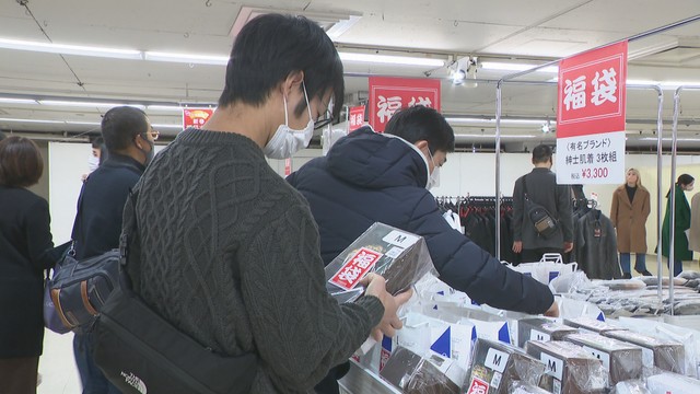 岡山市のデパートで初売り始まる　福袋求め3500人の行列