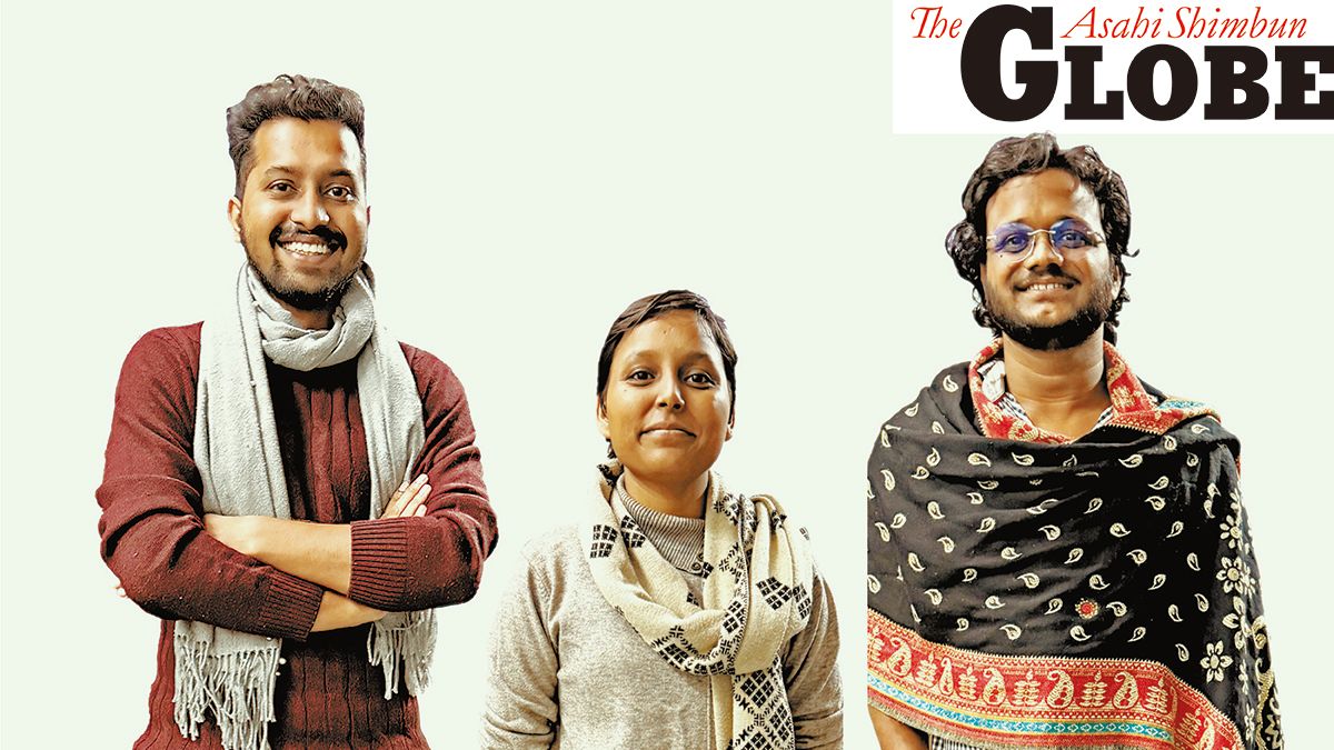 ジャワハルラル・ネルー大学の学生、アウィチャル・ワルケさん（左）、コマル・デビさん（真ん中）、ラジ・ラタン・ラジョリヤさん=2025年11月、インド・ニューデリー