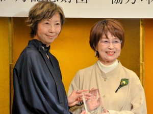 「翻訳は結婚に似ている」　伊丹十三賞の岸本佐知子さん