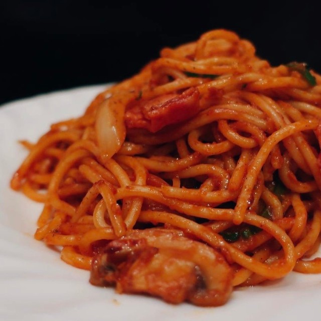 人気のナポリタン1500円、50年愛されるメニューです（「喫茶 王城」のXより）