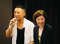 大阪市内で党集会に出席したれいわ新選組の山本太郎代表（左）、大石晃子共同代表