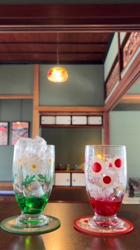 シロップを注いだグラスに、氷を隙間なく詰めていく工程 ／古民家レトロカフェmonaさん（@mona_kominkaretorocafe）提供