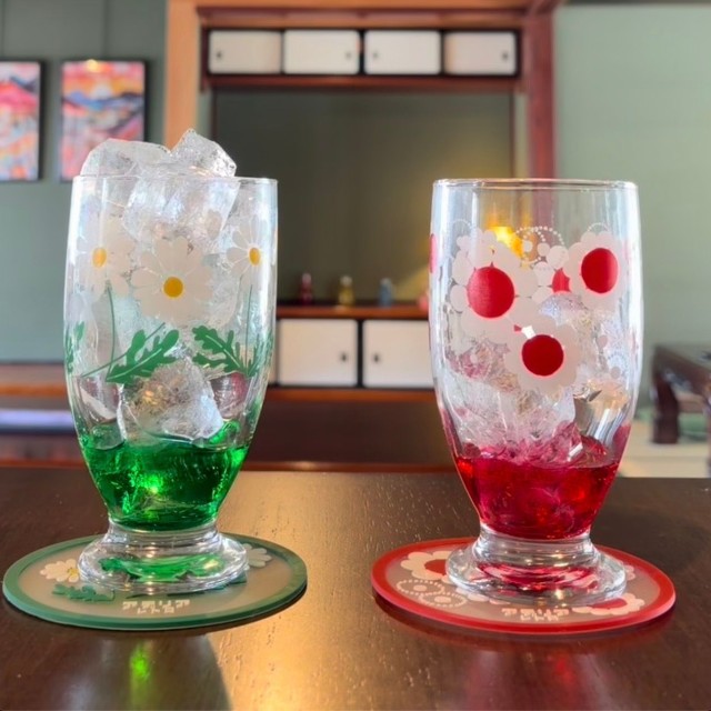 シロップを注いだグラスに、氷を隙間なく詰めていく工程 ／古民家レトロカフェmonaさん（@mona_kominkaretorocafe）提供