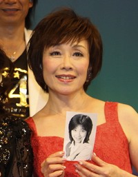 アイドル時代のプロマイドを手にする伊藤咲子＝2011年
