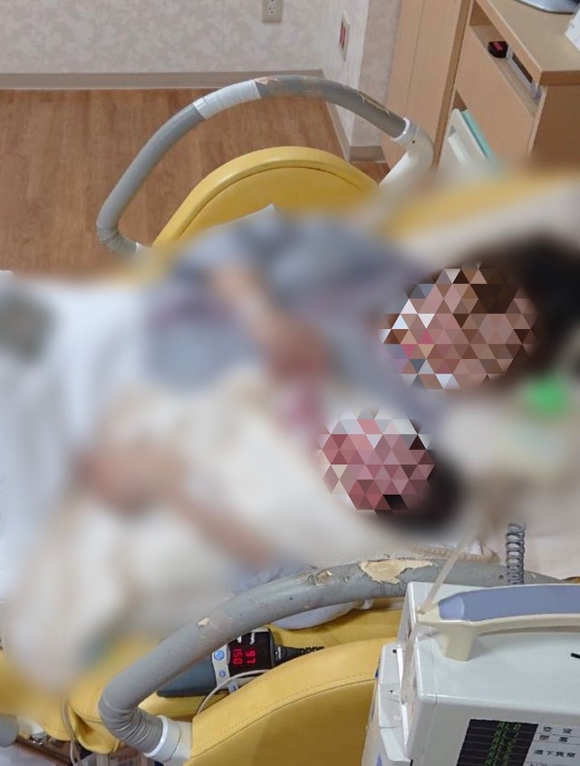 ちょこみんとさんが出産した分娩台。院内ピカピカなのに手すりだけがぼろぼろ。出産の過酷さを物語っているかのよう（ちょこみんとさんXより）