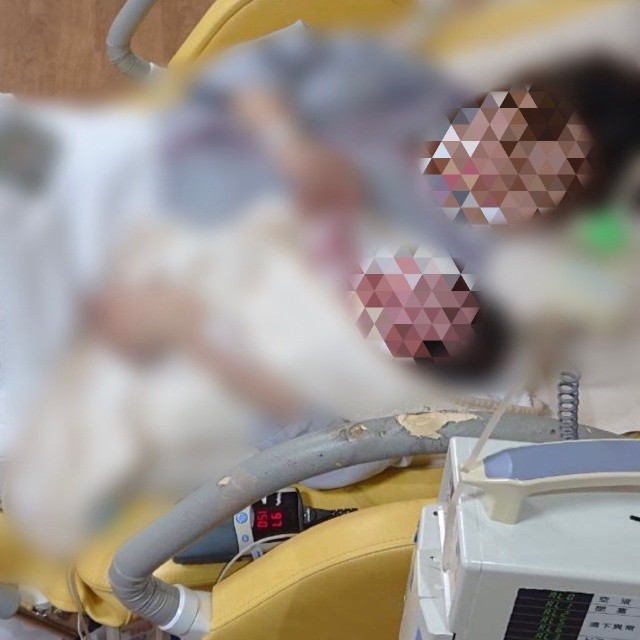 ちょこみんとさんが出産した分娩台。院内ピカピカなのに手すりだけがぼろぼろ。出産の過酷さを物語っているかのよう（ちょこみんとさんXより）