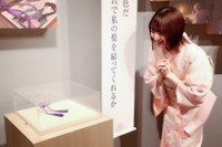 「わたしの幸せな結婚」企画展を楽しむ上田麗奈　©2023 顎木あくみ・月岡月穂／KADOKAWA／「わたしの幸せな結婚」製作委員会