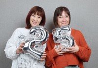 「花＊花」おのまきこ（左）、こじまいづみ＝撮影・石井剣太郎