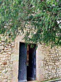 礼拝堂の門扉。タカハシさんをはじめ再建に貢献した企業名や人名が刻まれています（画像提供：タカハシ ヤスコさん）