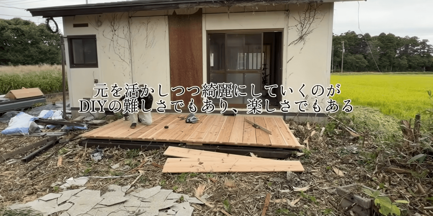 新しいウッドデッキが設けられ、荒れていた屋外空間も使える場へ変わっていった／DIY房総03・渡辺さん（@Boro_Saisei_J）提供