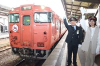 吉備線開業１２０年の特別列車出発式＝２０２４年１１月１５日、総社駅