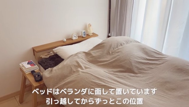 ベッド周りもシンプルにすっきりとまとめている／「無印のお部屋」ヒカリさん（@muji-room）提供
