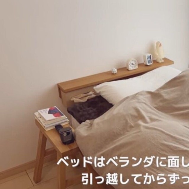 ベッド周りもシンプルにすっきりとまとめている／「無印のお部屋」ヒカリさん（@muji-room）提供