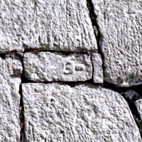 大阪城でみつけた仏が横になったような石の刻印（画像提供：ぱんさん）