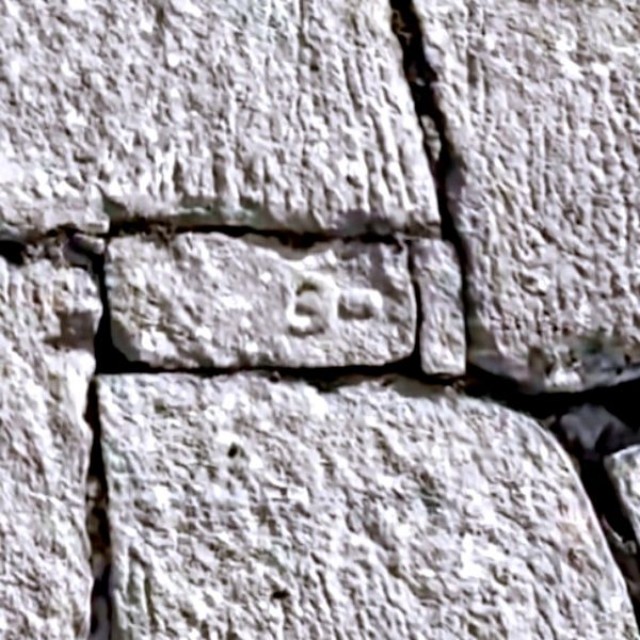 大阪城でみつけた仏が横になったような石の刻印（画像提供：ぱんさん）