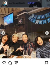 お墓参りで集まったリポーターの（左から）小柳美江、平野早苗、吉崎典子アナ、五十嵐由美子＝吉崎典子アナのインスタグラム＠noriko.yoshizakiより