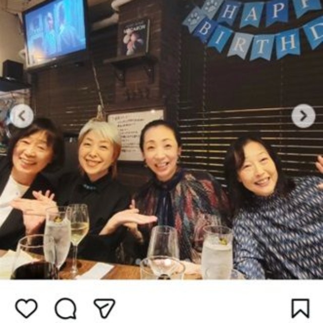 お墓参りで集まったリポーターの（左から）小柳美江、平野早苗、吉崎典子アナ、五十嵐由美子＝吉崎典子アナのインスタグラム＠noriko.yoshizakiより