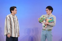 エコバッグを題材にコントを披露した男性ブランコ