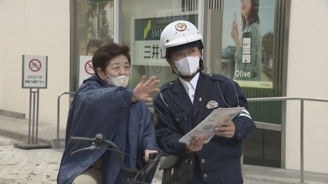 通行人に周知する香川県警　高松市兵庫町