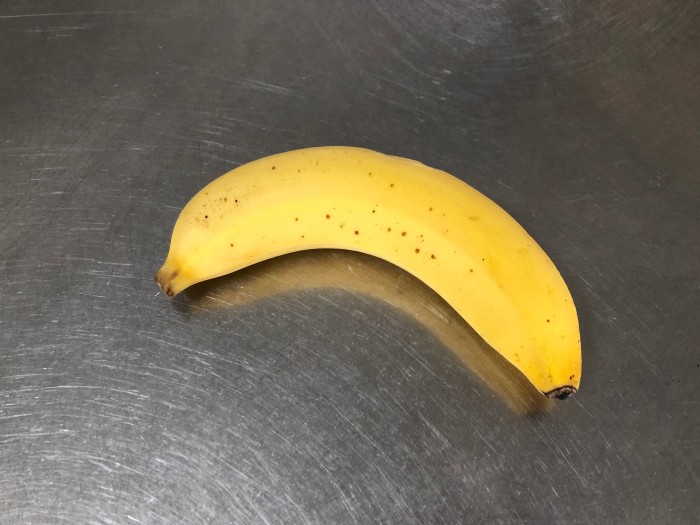 〔材料〕薄力粉　100g、ベーキングパウダー　小さじ1、バナナ（正味）　80g、卵　1個、豆乳　大さじ2、菜種サラダ油（または米油など、好みの油）