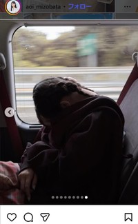 移動中に思わず爆睡＝溝端葵のインスタグラム＠aoi_mizobataより