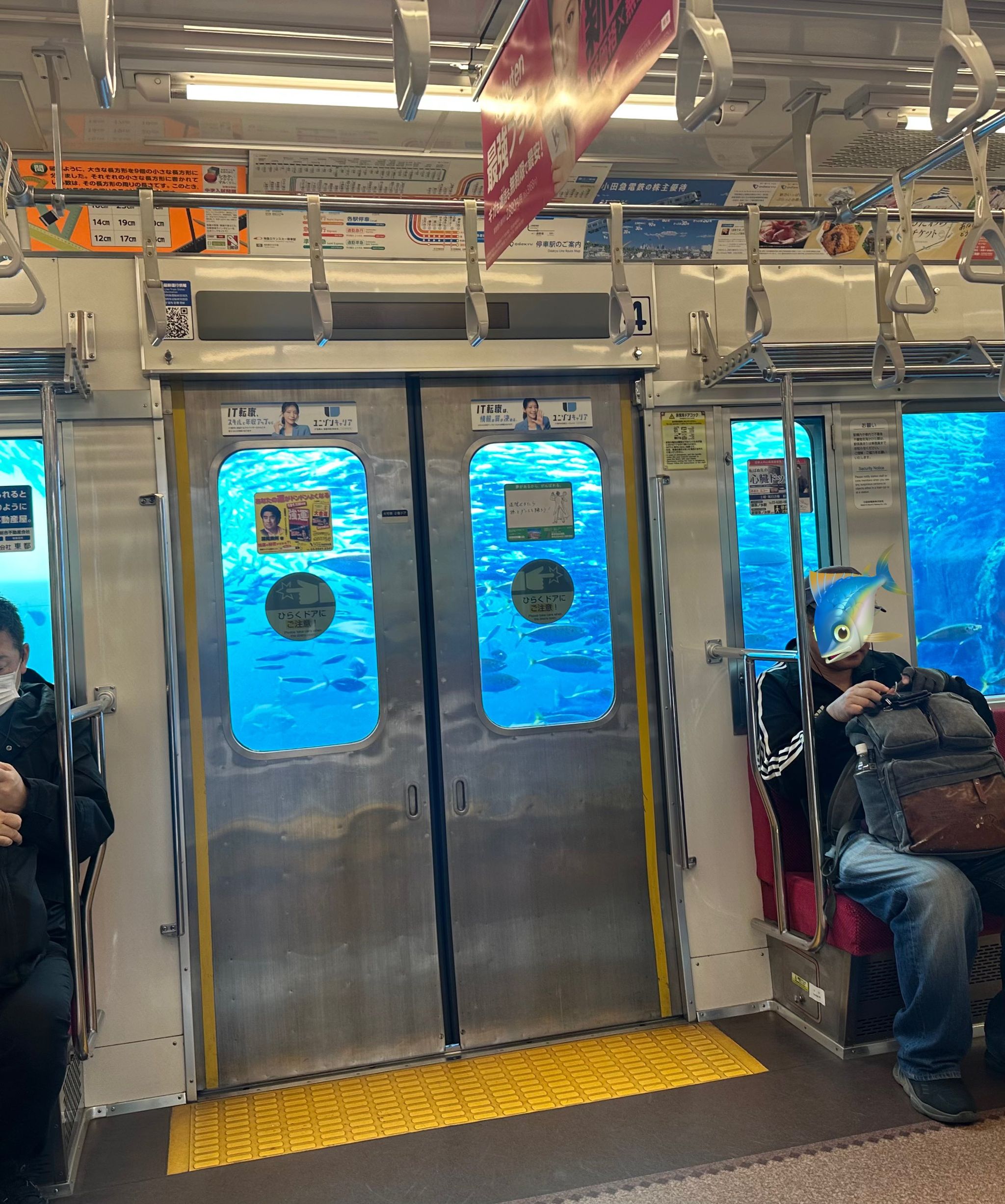 小海線エンドレスTAPE 列車営業案内音 　行先表示板＆走行前面ビデオプレゼント まるで海中を走る電車？ 江ノ島水族館の看板広告がセンス良すぎると