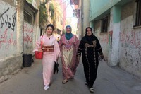 パレスチナで刺繡職人の女性たちと=山本真希さん提供