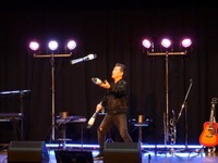 音楽の道に進むまでは「鏡味鉄太郎」と名乗って曲芸師をしていた尾藤さん。今でもジャグリングはお手の物。